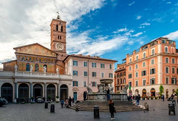 ローマ イタリア 12月1 2018 噴水と大聖堂とトラステヴェレ地区のサンタ マリア広場 噴水と教会の両方がローマで最も古いものです — ストック写真