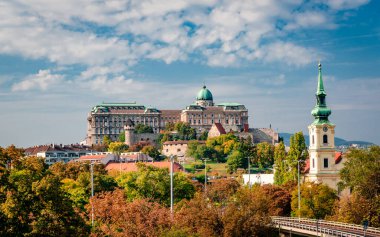 İskenderiye Kilisesi 'nden Aziz Catherine manzarası ve Gellert Hill' den Buda Kalesi. Budapeşte, Macaristan. Sonbahar 2018.