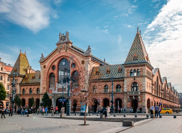 Budapeşte, Macaristan - 7 Ekim 2018: Vaci utca caddesinin sonundaki Büyük Pazar Salonu veya Merkez Pazar Salonu. Budapeşte 'deki en büyük ve en eski kapalı market..