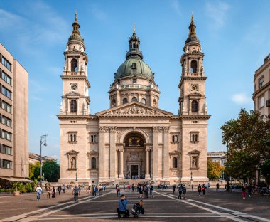 Budapeşte, Macaristan - 10 Ekim 2018: St. Stephen Bazilikası 'nın batı cephesi, adını Macaristan' ın ilk kralı I. Stephen 'dan almıştır..