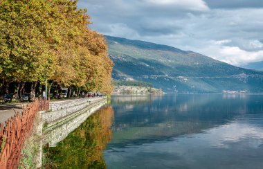 Oannina, Yunanistan - 23 Kasım 2019: Pamvotis Gölü ve Ioannina kentinin liman manzarası. 