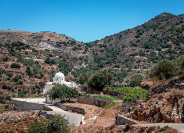 Dağlık Naxos, Cyclades, Yunanistan 'daki Doğu Ortodoks Şapeli' nde beyazlatılmış duvar.