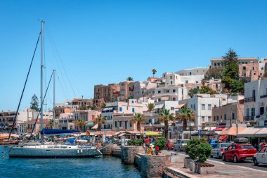 Naxos, Yunanistan - 23 Temmuz 2016: Bir yaz gününde liman ve eski kentin manzarası. Naxos, Ege Denizi 'nde, Cyclades Takımadaları' na bağlı bir adadır..
