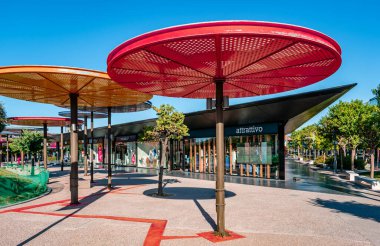 Spata, Yunanistan - 9 Temmuz 2021: Atina uluslararası havaalanına yakın olan Yunanistan 'ın Spata ilçesindeki en büyük perakende parkı olan Smart Park' taki güneş şemsiyeleri.