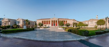 Atina, Yunanistan - 10 Temmuz 2021: Danimarkalı Hansen kardeşler tarafından tasarlanan Panepistimiu Caddesi 'ndeki Atina Üçlemesi Panoraması (Ulusal Kütüphane, Üniversite ve Atina Akademisi). 