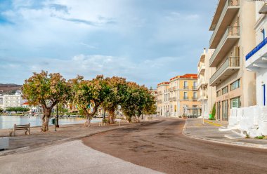 Tinos, Yunanistan - 17 Ekim 2020: Güneşli bir öğleden sonra, adanın başkenti Chora 'nın liman manzarası. Tinos, Ege Denizi 'nde yer alan bir Yunan adasıdır..