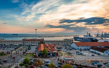 Selanik, Yunanistan - 6 Ekim 2017: Akşam kentin limanının manzarası. Yüksek açı görünümü.