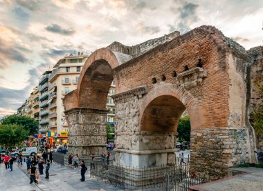 Selanik, Yunanistan - 6 Ekim 2017: Galerius Kemeri, diğer adıyla Kamara, şehrin merkezinde. Bir Roma 4. yüzyıl anıtı üçlü bir kemer inşa etti, ancak geriye sadece üçte ikisi kaldı.. 