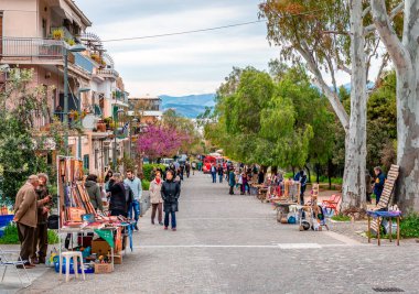 Atina, Yunanistan - 4 Nisan 2015: Thiseio ilçesindeki Acropolis Tepesi 'nin etrafından geçen yaya bölgesi Apostolou Pavlou Caddesi' nin manzarası. Kaçak pazar, önemsiz insanlar.