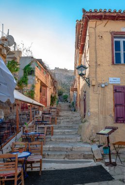 Atina, Yunanistan - 7 Aralık 2018: Eski tarihi mahalle Plaka 'daki kaldırım kafesi, labirent sokakları ve neoklasik mimariyle Akropolis' in yamaçlarına yığıldı.