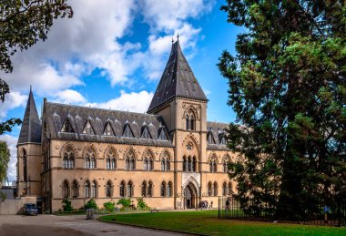 Oxford, İngiltere - 21 Eylül 2018: Oxford Üniversitesi Doğal Tarih Müzesinin (veya OUMNH) Parks Yolu üzerinde yer alan ve 1860 yılında inşa edilen ön görünümü.