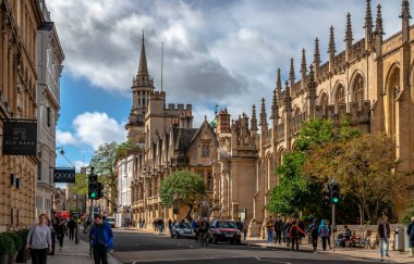 Oxford, İngiltere - 21 Eylül 2018: St. Mary Üniversitesi Bakire Kilisesi ve All Saints Kilisesi ile High Street manzarası, şimdi Lincoln Koleji 'nin kütüphanesi.