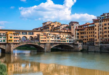 Ponte Vecchio (eski Köprü) Floransa, Toskana, İtalya 'da. Arno Nehri boyunca uzanan bu ortaçağ taş köprüsü üç bölümden oluşuyor ve her zaman dükkan ve tüccarlara ev sahipliği yapıyor..