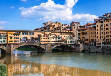 Ponte Vecchio (eski Köprü) Floransa, Toskana, İtalya 'da. Arno Nehri boyunca uzanan bu ortaçağ taş köprüsü üç bölümden oluşuyor ve her zaman dükkan ve tüccarlara ev sahipliği yapıyor..