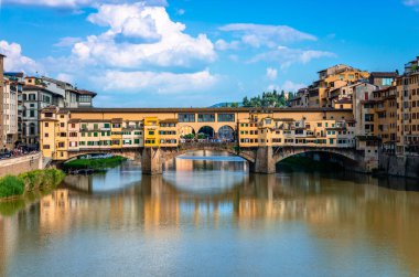 Ponte Vecchio (eski Köprü) Floransa, Toskana, İtalya 'da. Arno Nehri boyunca uzanan bu ortaçağ taş köprüsü üç bölümden oluşuyor ve her zaman dükkan ve tüccarlara ev sahipliği yapıyor..