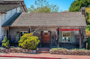Monterey, CA / USA - 18 Temmuz 2015: California 'nın İlk Tiyatrosu. Monterey State Historic Park 'ta yer alan bu kerpiç tiyatrosu 1846-47 yılları arasında denizciler için bir pansiyon ve taverna olarak Jack Swan tarafından inşa edilmiştir..