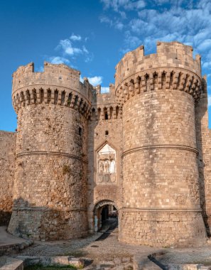 Denizci namı diğer Deniz Kapısı ve Rodos, Yunanistan 'daki savunma kuleleri. Limandan ortaçağ kasabasının ana girişi..
