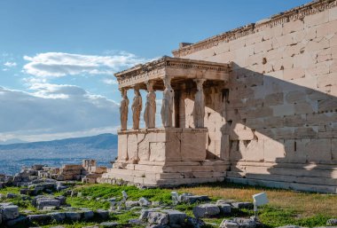 Yunanistan 'ın başkenti Atina' daki Akropolis Tepesi 'nde Tanrıça Atina' ya adanmış antik bir tapınak olan Echtheion 'un Caryatid verandası.. 