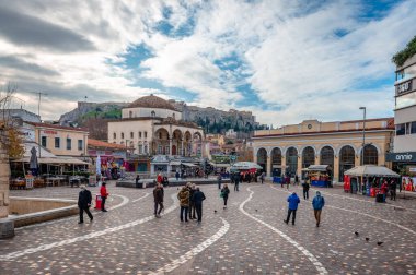 Atina, Yunanistan - 13 Mart 2020: Monastiraki Meydanı manzarası, solda Çistarakis Camii, sağda metro istasyonu ve arkada Akropolis.