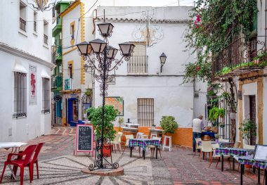 Marbella, İspanya - 21 Aralık 2014: Plaza Altamirano, eski kasabanın kalbinde barlar ve restoranlar bulunan bir yaya bölgesi. 