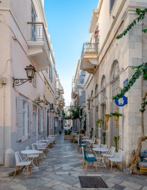 Ermoupolis, Yunanistan - 18 Eylül 2021: Ege Denizi 'nde yer alan bir Yunan adası olan Syros' un asfalt sokaklarındaki kafeler.