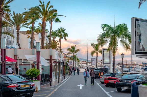 Marbella, İspanya - 21 Aralık 2014: Şehrin güneybatısında Nueva Endülüs bölgesinde bulunan lüks bir marina ve alışveriş merkezi olan Puerto Yasakları manzarası.