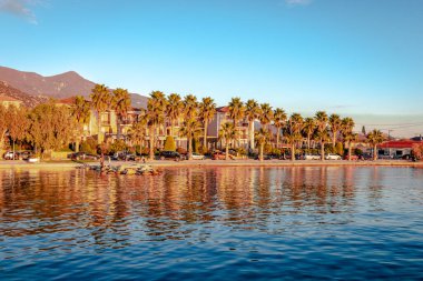 Agria, Yunanistan - 5 Aralık 2021: Rıhtım ve köy manzarası.