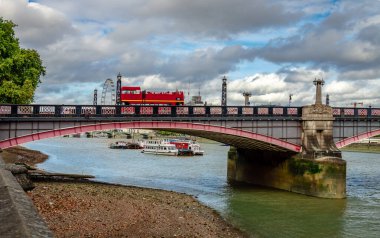 Londra, İngiltere - 20 Eylül 2018: Millbank 'ten Lambeth Köprüsü manzarası. Thames Nehri 'ni geçen yol trafiği ve yaya köprüsü Londra' nın merkezinde doğu-batı yönünde..