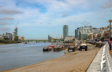 Londra, İngiltere - 18 Eylül 2018: Battersea 'deki birçok tekne sakininin ve Clove Hitch Quay' in nehir kenarındaki evleri olan Plantation Wharf Pier 'ın manzarası.