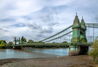 Hammersmith Köprüsü 'nün görüntüsü, Thames Nehri' ni geçen ve Hammermith 'i Barnes' a bağlayan, Londra 'nın batısındaki 2. derece asma köprü.. 