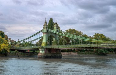 Hammersmith Köprüsü 'nün görüntüsü, Thames Nehri' ni geçen ve Hammermith 'i Barnes' a bağlayan, Londra 'nın batısındaki 2. derece asma köprü.. 