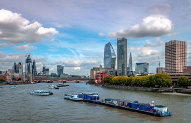 Londra, İngiltere - 15 Eylül 2018: Thames nehri, Southbank ve Londra şehri Waterloo Köprüsü 'nden görüldü.