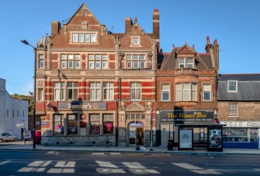 Londra, İngiltere - 16 Eylül 2018: High Street, Chipping Barnet, Kuzey Londra 'daki eski Viktorya dönemi binaları.