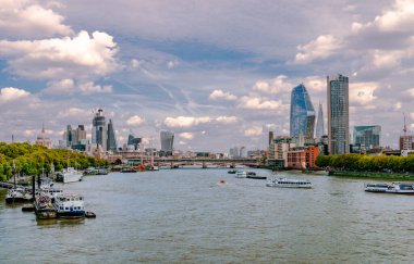 Londra, İngiltere - 15 Eylül 2018: Thames Nehri ve Doğu Londra silueti Waterloo Köprüsü 'nden görüldü. Arka planda Canary Wharf var..
