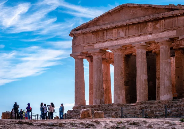 Agrigento Italy December 2015 Tourists Admire Temple Concordia Ancient Greek — Stok fotoğraf