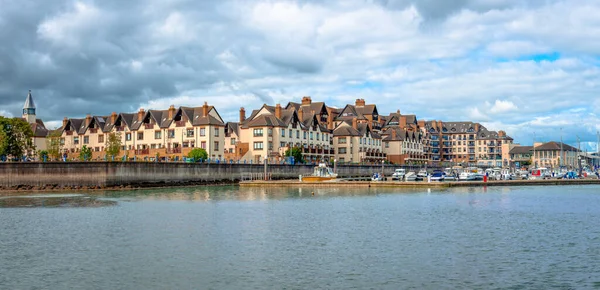 Malahide rıhtımının manzarası, güzel deniz manzaralı evler. Malahide Fingal, Dublin, İrlanda 'da varlıklı bir kıyı yerleşkesi..