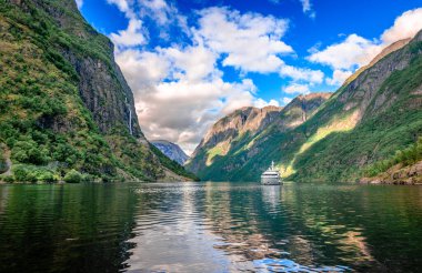 Aurlandsfjord 'da Norveç' in en uzun fiyortu olan Sognefjorden 'den bir dal yelken açar. Nefes kesici Norveç manzarası.