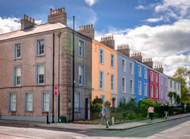 Malahide, İrlanda - 15 Eylül 2022: Malahide Yolu ve St Margaret Yolu 'nun köşesindeki güzel renkli binalar.