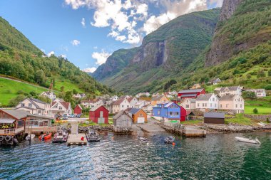 Undredal, Norveç - 17 Ağustos 2022: Aurlandsfjord 'dan köy manzarası. Undredal, Vestland ilçesine bağlı Aurland Belediyesinin küçük bir köyü ve popüler bir turizm beldesidir..