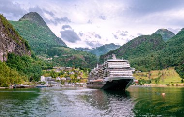 Geiranger, Norveç - 22 Ağustos 2022: Geirangerfjord 'un iç yüzü, arka planda Geiranger teknesi ve Geiranger ile.