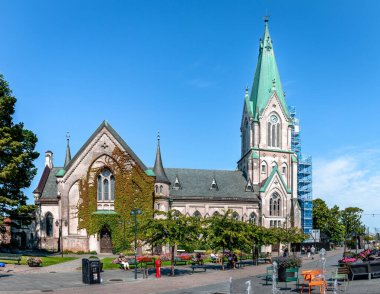 Kristiansand, Norveç - 15 Ağustos 2022: Kristians and Cathedral, tuğla ve çimentodan inşa edilmiş ve 1885 yılında tamamlanmış bir Neo-Gotik kilisesidir.