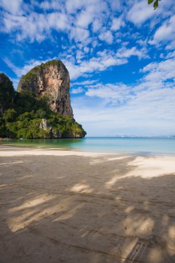 Mavi gökyüzü, railay beach ilindeki krabi, Tayland.