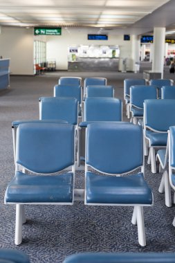 Havaalanında bekleme salonunda boş sandalye