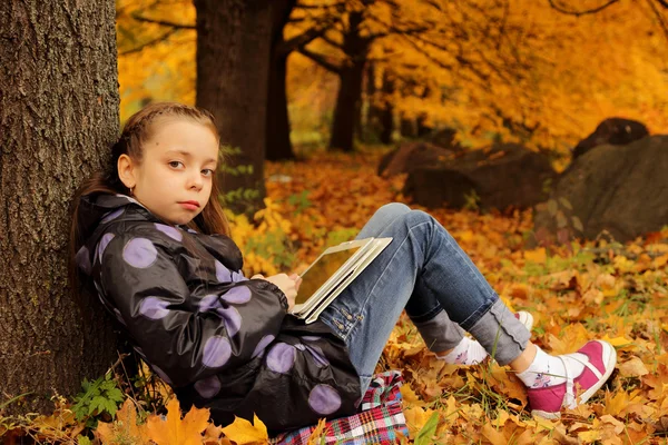 Girl on the nature of the tablet — Stock Photo, Image