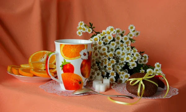 チョコレート ケーキ、コーヒー カップとデイジーの花束 — ストック写真