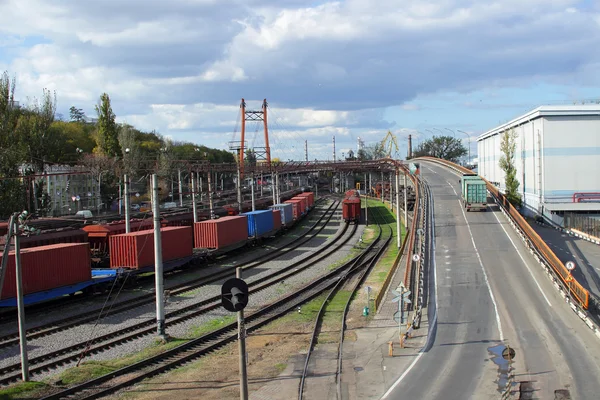 Järnvägsvagnar och vägar — Stockfoto