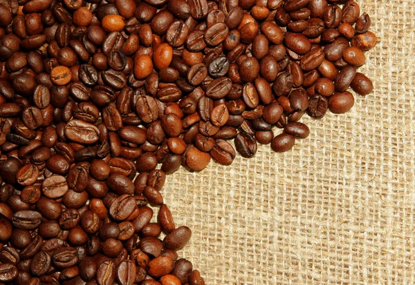 咖啡豆洒到织物纹理 — 图库照片