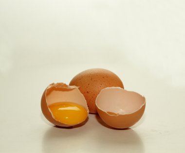 tavuk yumurtası ve onlardan biri kırık