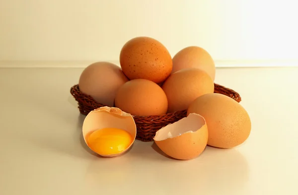 Яйца в корзине, и одно яйцо разбито — стоковое фото