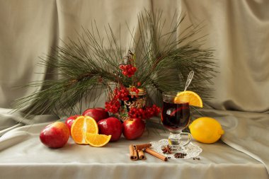 Natürmort mulled şarap, elma, portakal ve baharatlar